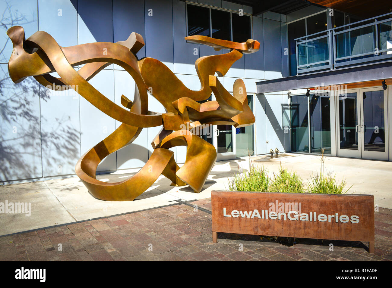 Ingresso del sito Santa Fe arti edificio dello spazio con metallo di digital signage e arte di fronte all edificio nero nella stazione arts distrcit a Santa Fe, NM, Foto Stock