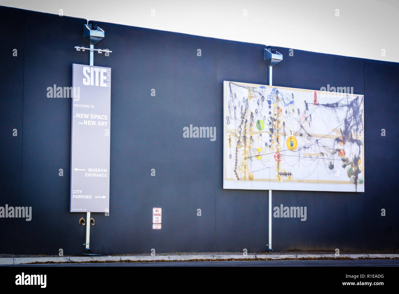 Ingresso del sito Santa Fe arti edificio dello spazio con metallo di digital signage e arte di fronte all edificio nero nella stazione arts distrcit a Santa Fe, NM, Foto Stock