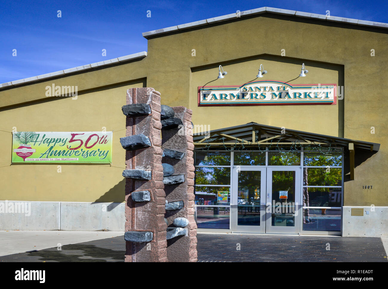 L'ingresso al Santa Fe Mercato Agricolo edificio indoor nel Railyard quartiere delle Arti di Santa Fe, NM, Stati Uniti d'America Foto Stock