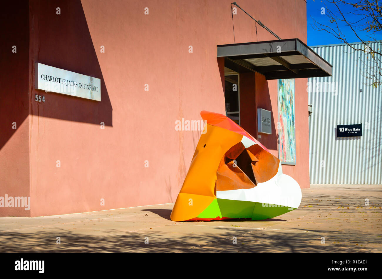 Ingresso a Charlotte Jackson Galleria di Belle Arti con metallo di digital signage e arte di fronte all edificio nel Railyard quartiere delle arti di Santa Fe, NM, Stati Uniti d'America Foto Stock