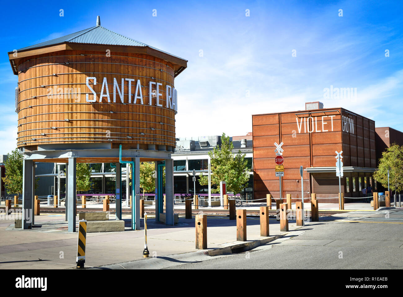 Il legno di Santa Fe Railyard serbatoio di acqua è una pietra miliare nella Railyard arts district lungo i binari della ferrovia e il Mercato Agricolo a Santa Fe, NM Foto Stock