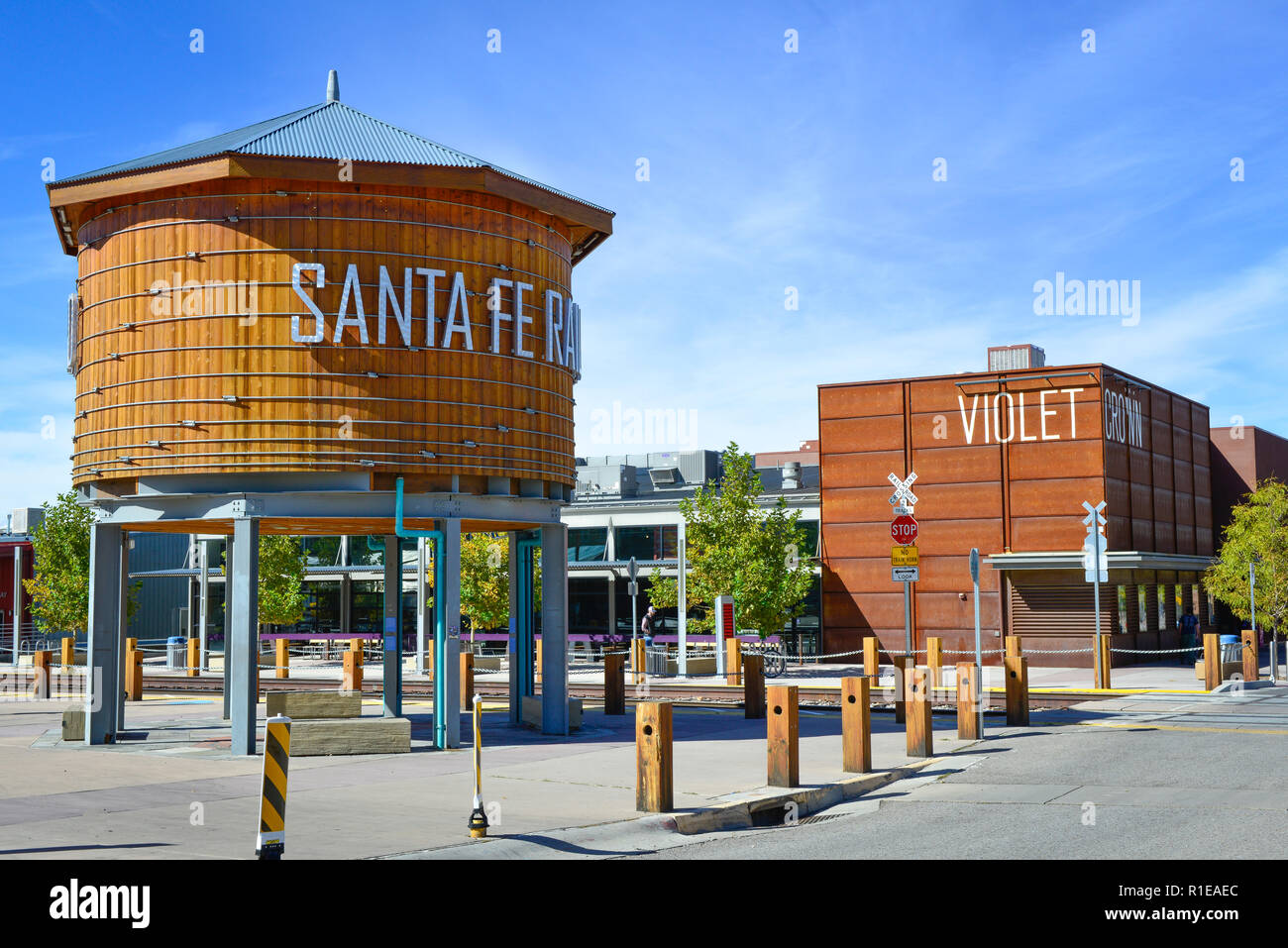Il legno di Santa Fe Railyard serbatoio di acqua è una pietra miliare nella Railyard arts district lungo i binari della ferrovia e il Mercato Agricolo a Santa Fe, NM Foto Stock
