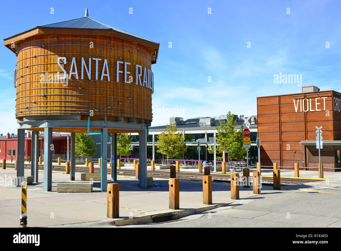 Il legno di Santa Fe Railyard serbatoio di acqua è una pietra miliare nella Railyard arts district lungo i binari della ferrovia e il Mercato Agricolo a Santa Fe, NM Foto Stock