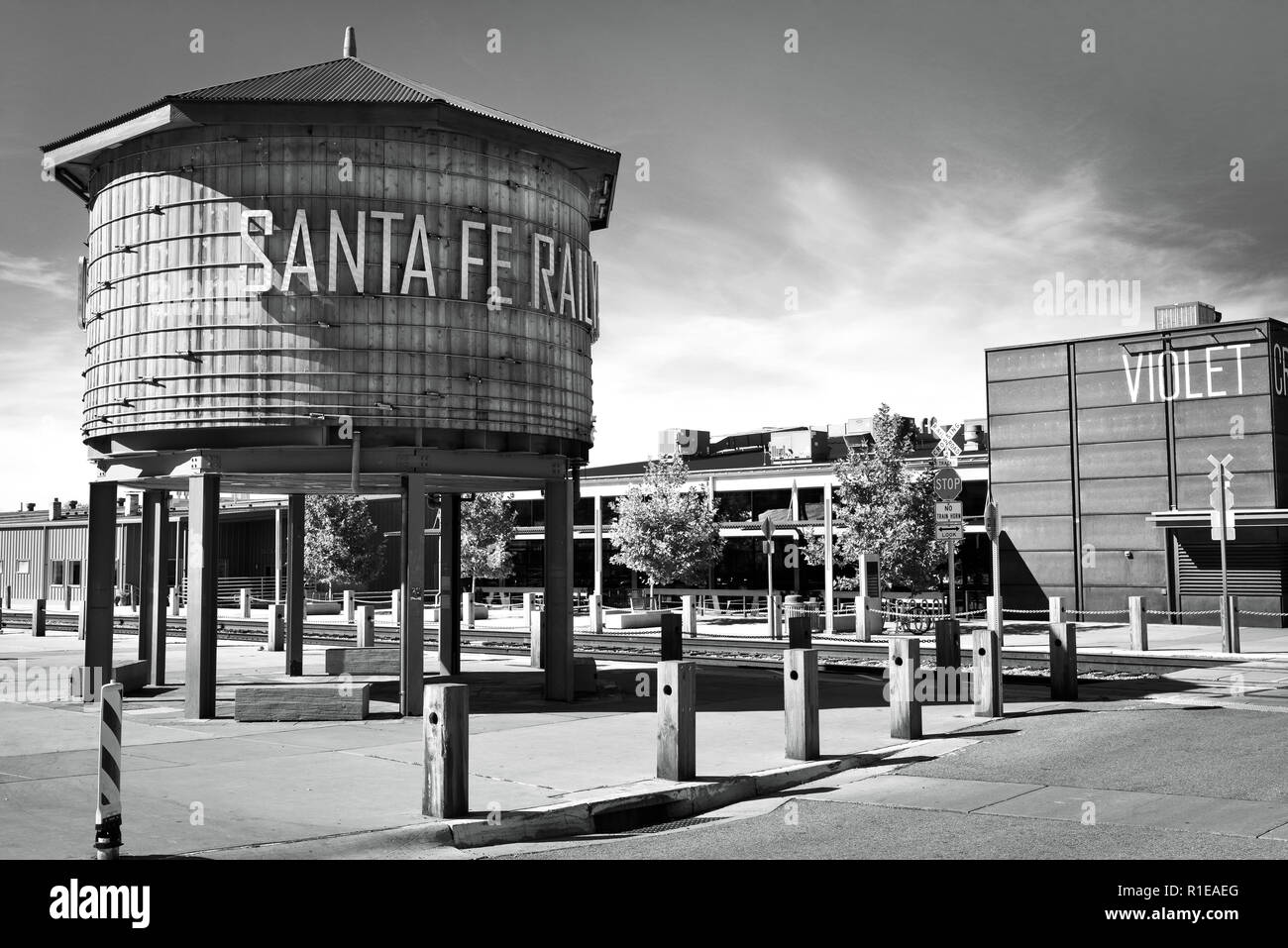 Il legno di Santa Fe Railyard serbatoio di acqua è una pietra miliare nella Railyard arts district lungo i binari della ferrovia e il Mercato Agricolo a Santa Fe, NM Foto Stock