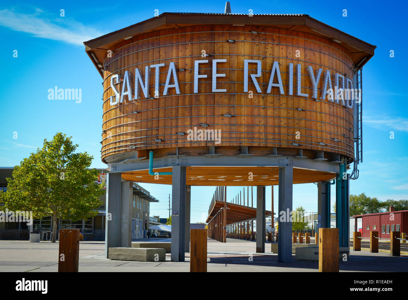 Il legno di Santa Fe Railyard serbatoio di acqua è una pietra miliare nella Railyard arts district lungo i binari della ferrovia e il Mercato Agricolo a Santa Fe, NM Foto Stock