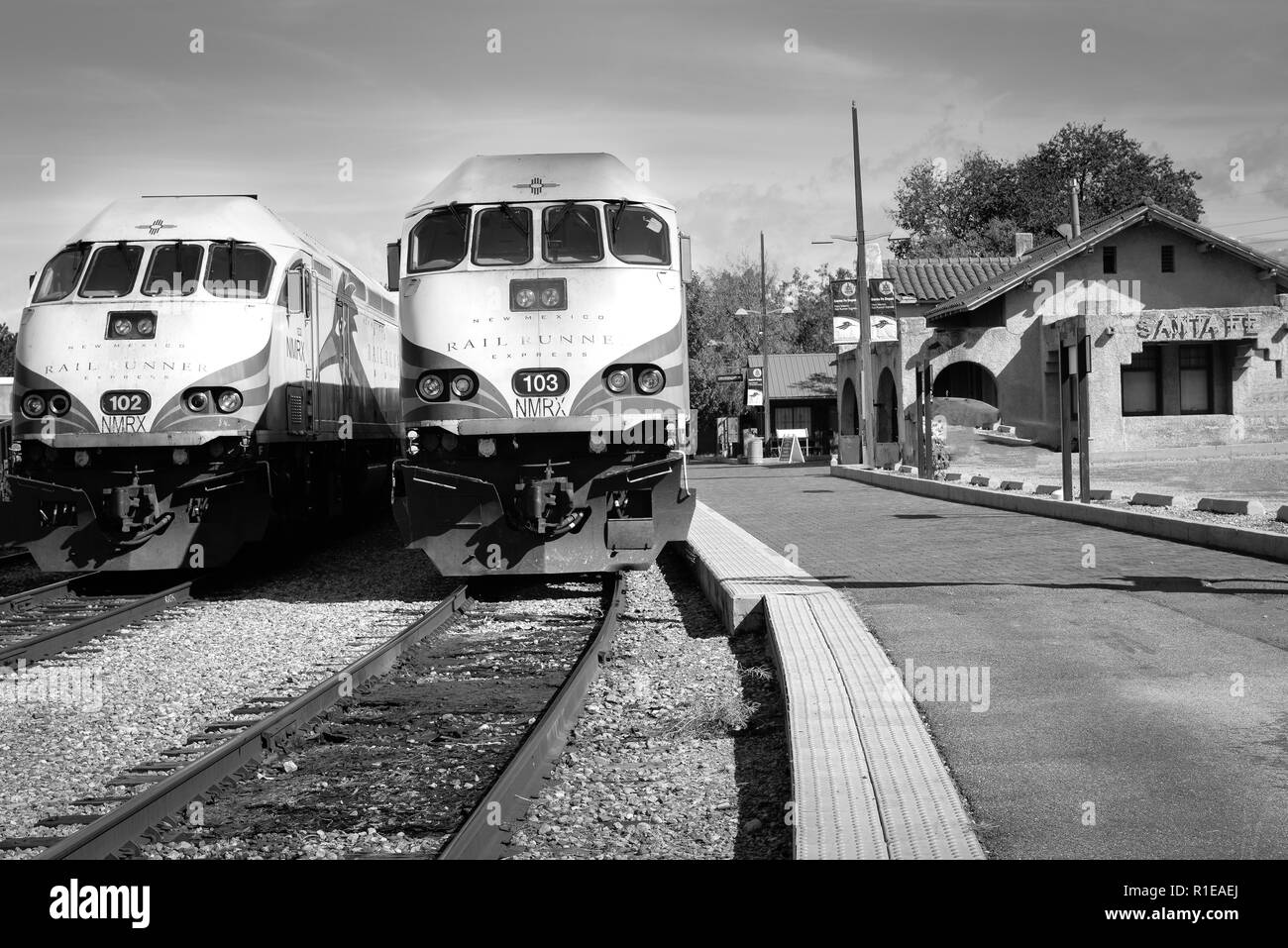 Due nuove Messico Rail Runner treni Express sono parcheggiate presso la Santa Fe stazione Railyard in attesa è prossima commutare a Albuquerque, in bianco e nero Foto Stock
