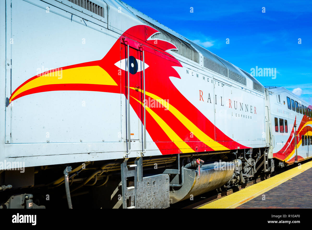 La nuova rampa di Messico runner treno Express offre una colorata grafica di un uccello roadrunner durante la sosta a Santa Fe Railyard aspettando la prossima com Foto Stock