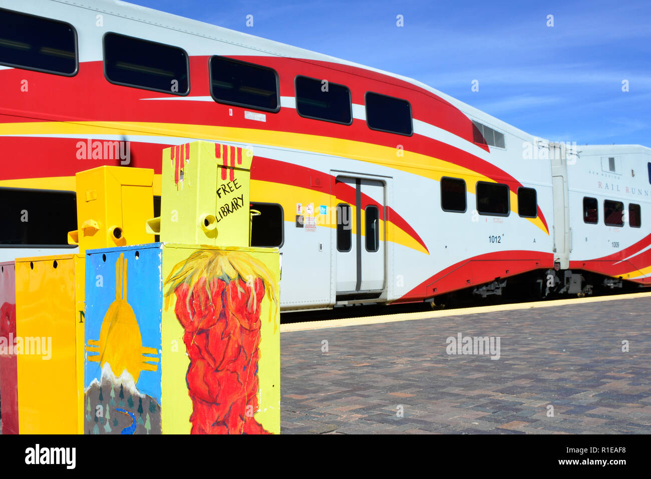 La nuova rampa di Messico runner treno Express è parcheggiato presso la Santa Fe Railyard in attesa alla successiva il tragitto da Albuquerque, NM, Stati Uniti d'America Foto Stock