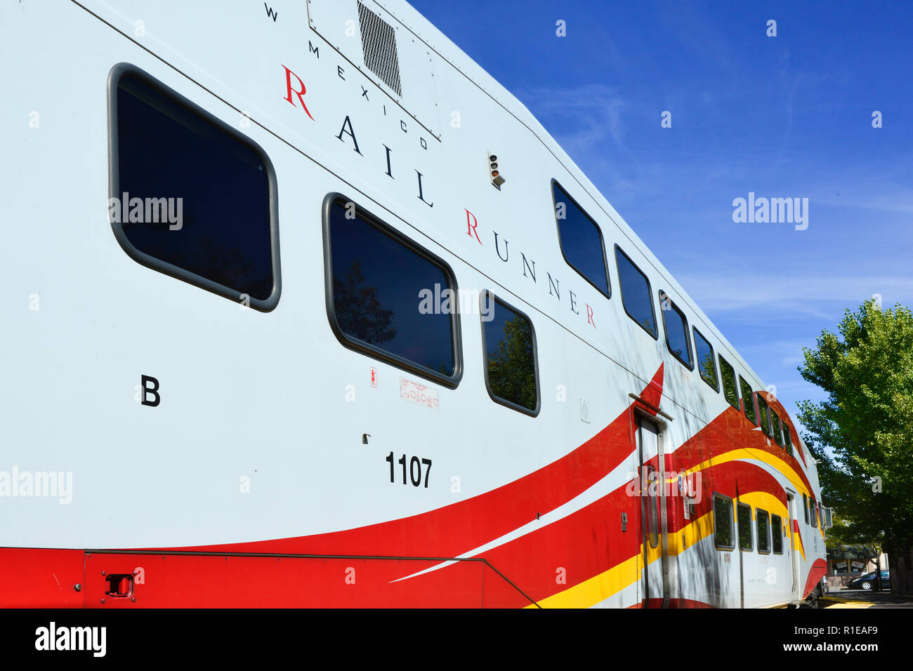 Close up del Nuovo Messico rail runner Express treno parcheggiato presso la Santa Fe stazione Railyard in attesa del suo prossimo commutare ad Albuquerque Foto Stock