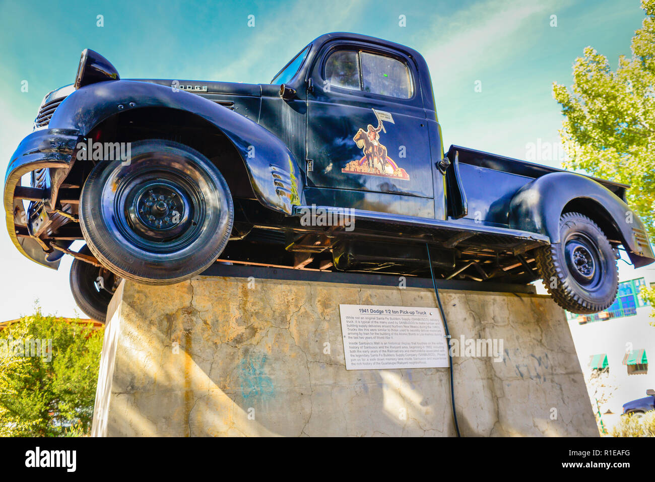 1941 Dodge pick up truck è stato ripristinato e issata su un piedistallo di cemento in Railyard quartiere delle arti di Santa Fe, NM, Stati Uniti d'America Foto Stock