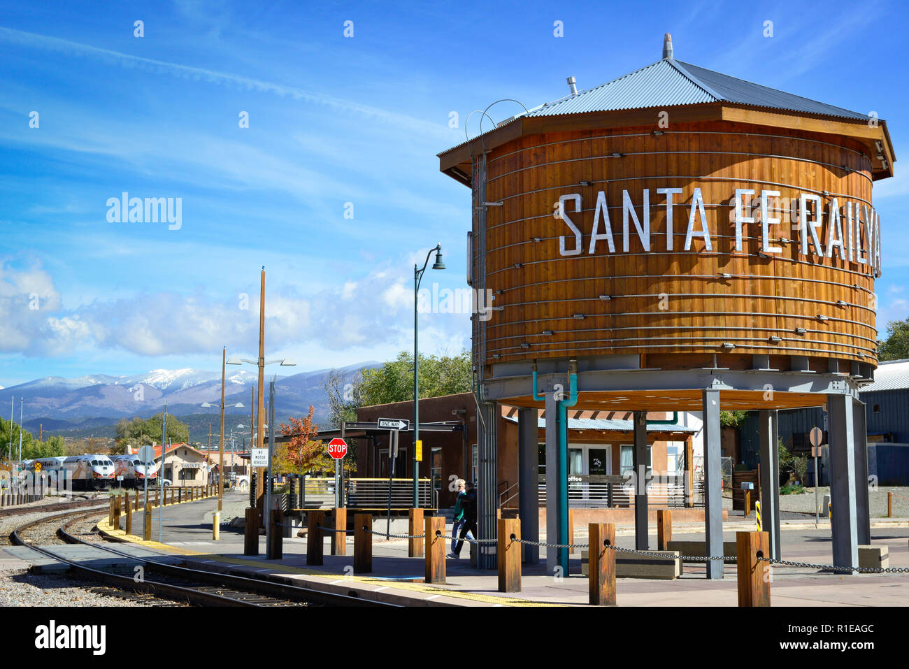 Il legno di Santa Fe Railyard serbatoio acqua accanto ai binari della ferrovia è un punto di riferimento nel quartiere delle arti a Santa Fe, NM Foto Stock