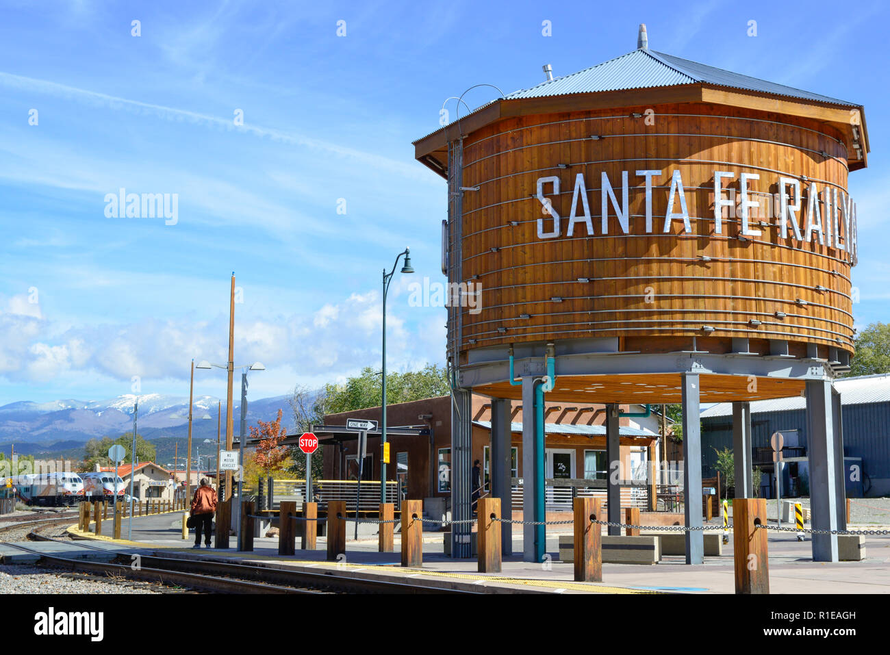 Il legno di Santa Fe Railyard serbatoio acqua accanto ai binari della ferrovia è un punto di riferimento nel quartiere delle arti a Santa Fe, NM Foto Stock