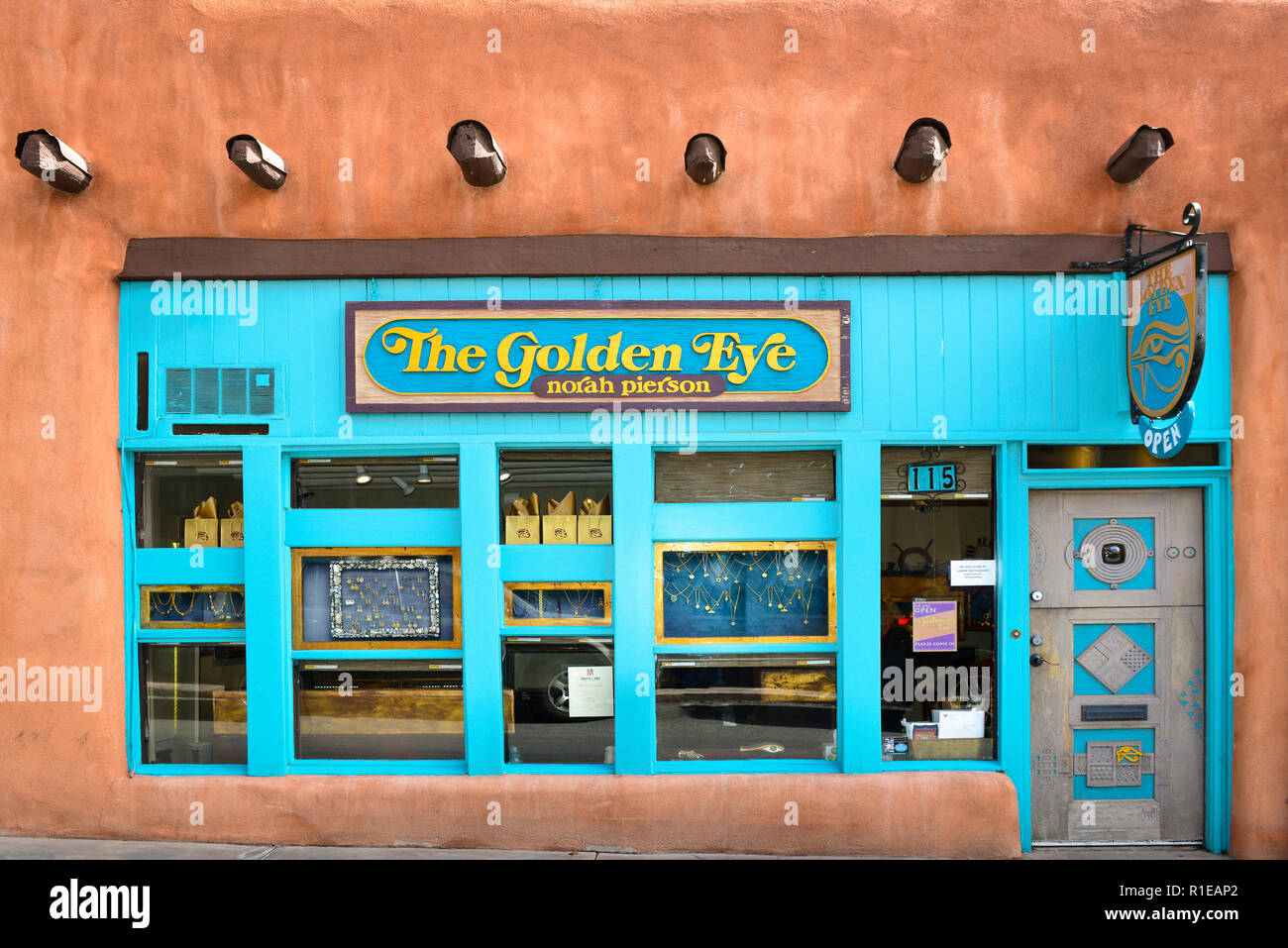 L'affascinante vecchio edificio di adobe con colore turchese storefront ospita il Golden Eye negozio Gioielli appena fuori da Plaza a Santa Fe, NM Foto Stock