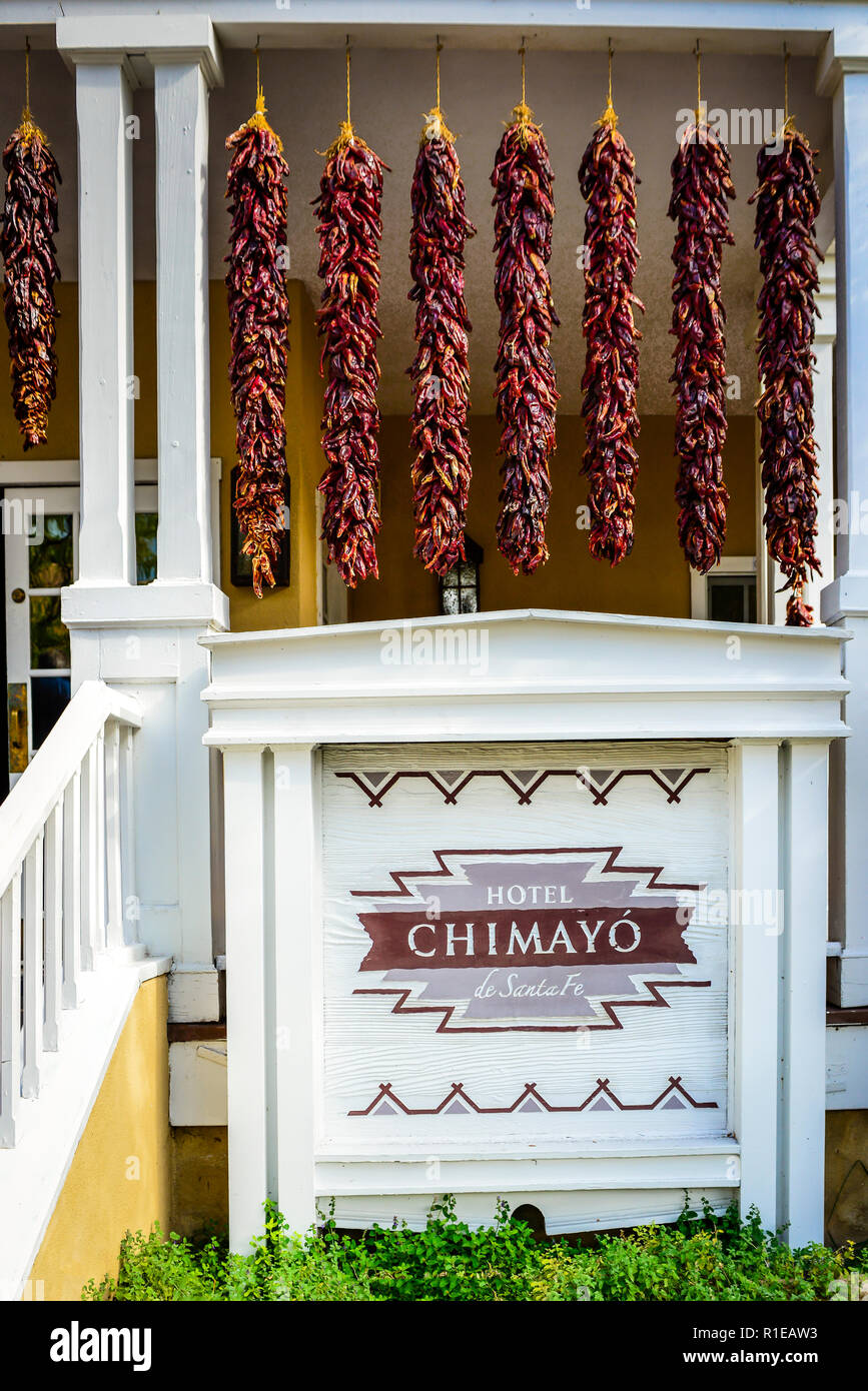 Peperoncino rosso ristas pendono dalle portch della boutique Hotel Chimayo di Santa Fe, ricco di storia e di cultura nel centro storico di Santa Fe, Foto Stock