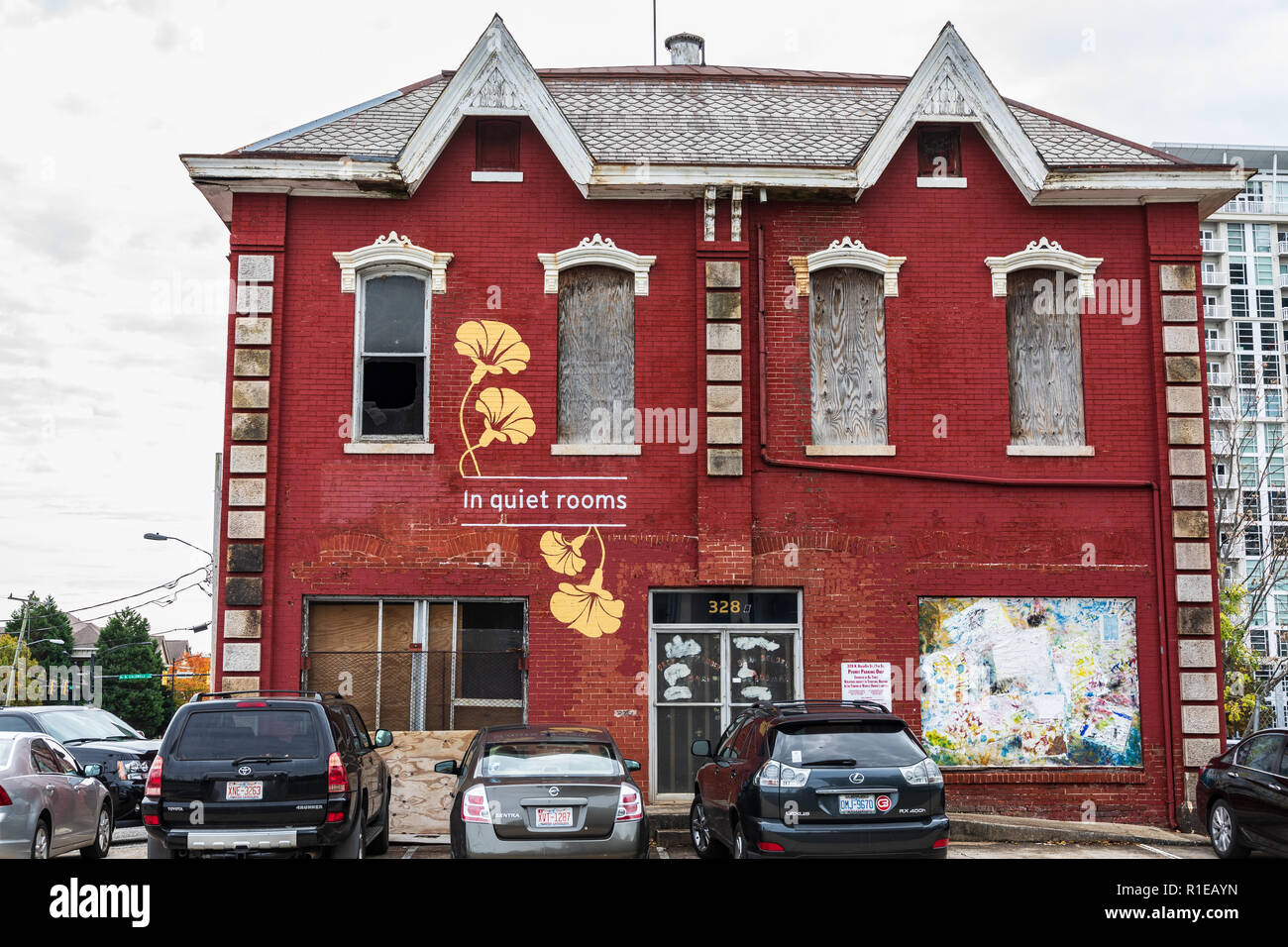 CHARLOTTE, NC, Stati Uniti d'America-11/08/18: Costruito nel 1887, questo vacante casa Vittoriana è l'ultimo rowhouse permanente a Charlotte. Foto Stock