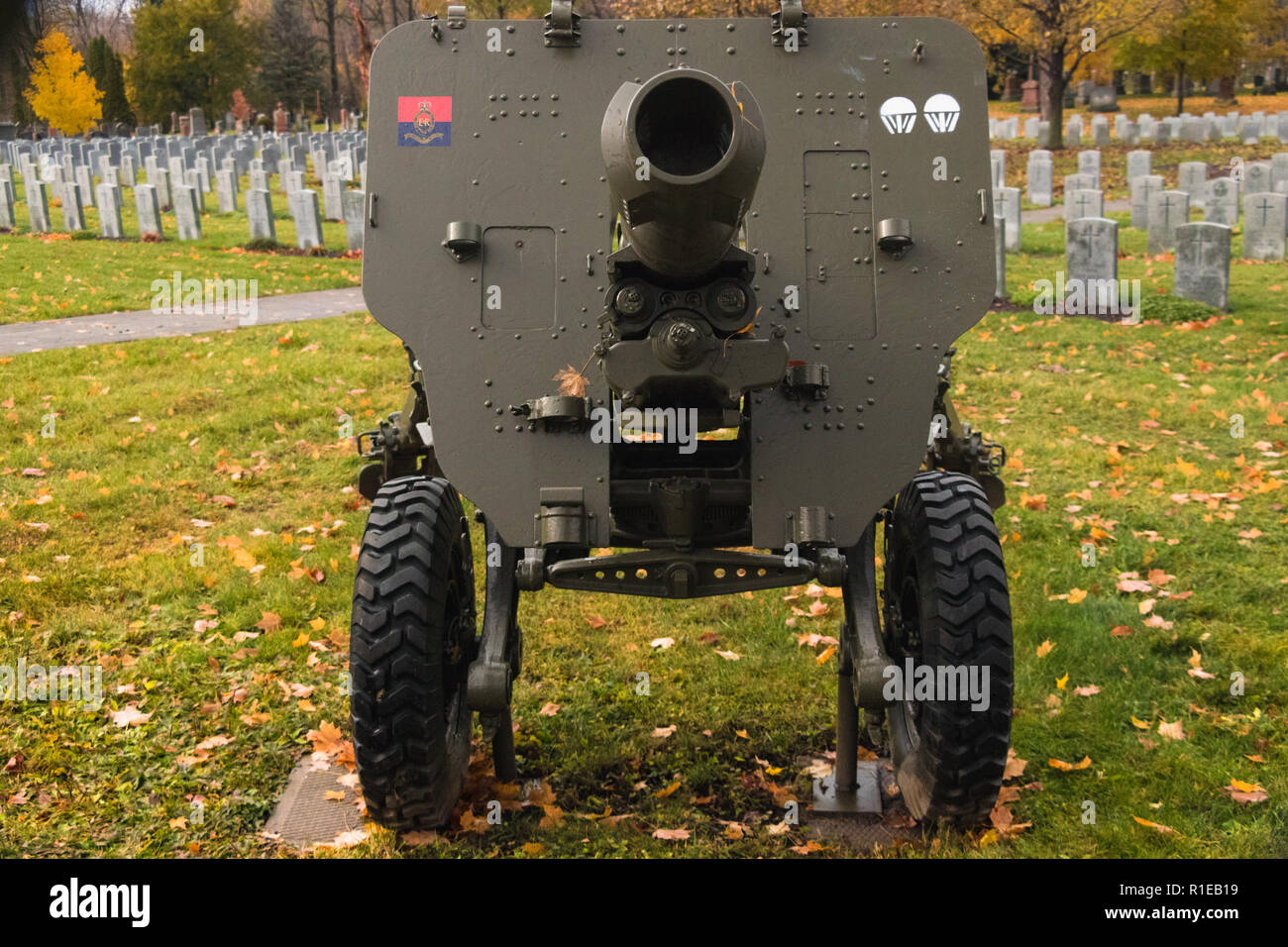 Arma di artiglieria e monumenti funerari di soldati caduti - legno di faggio nazionale Cimitero Militare, Ottawa, Ontario, Canada Foto Stock