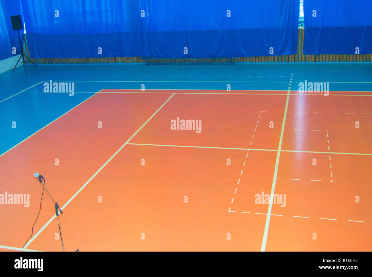 Vuoto sport training room con i contrassegni sul pavimento per le competizioni Foto Stock