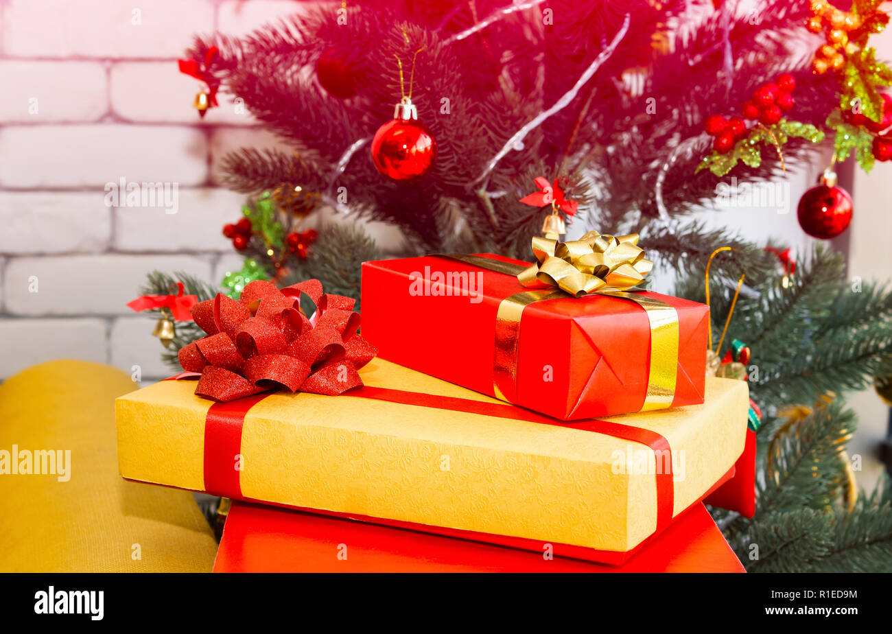Scena di natale con albero di regali e doni colorati box. Foto Stock