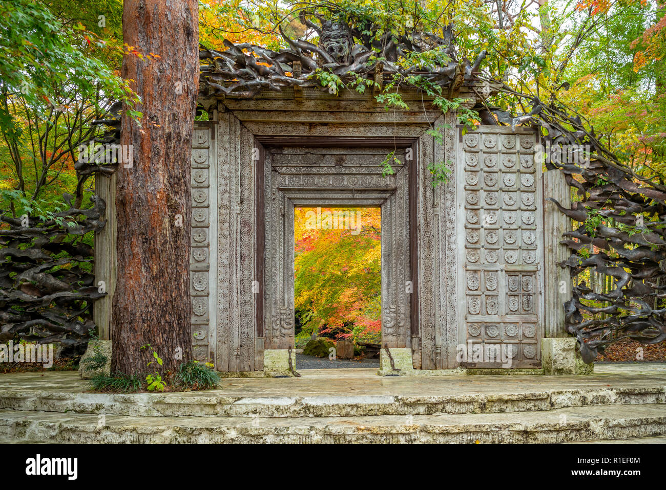 Kawaguchiko, Giappone - 10 Novembre 2018: la porta principale di accesso di Itchiku Kubota Art Museum, dedicato alla Itchiku Kubota sorge nelle colline boscose lungo th Foto Stock