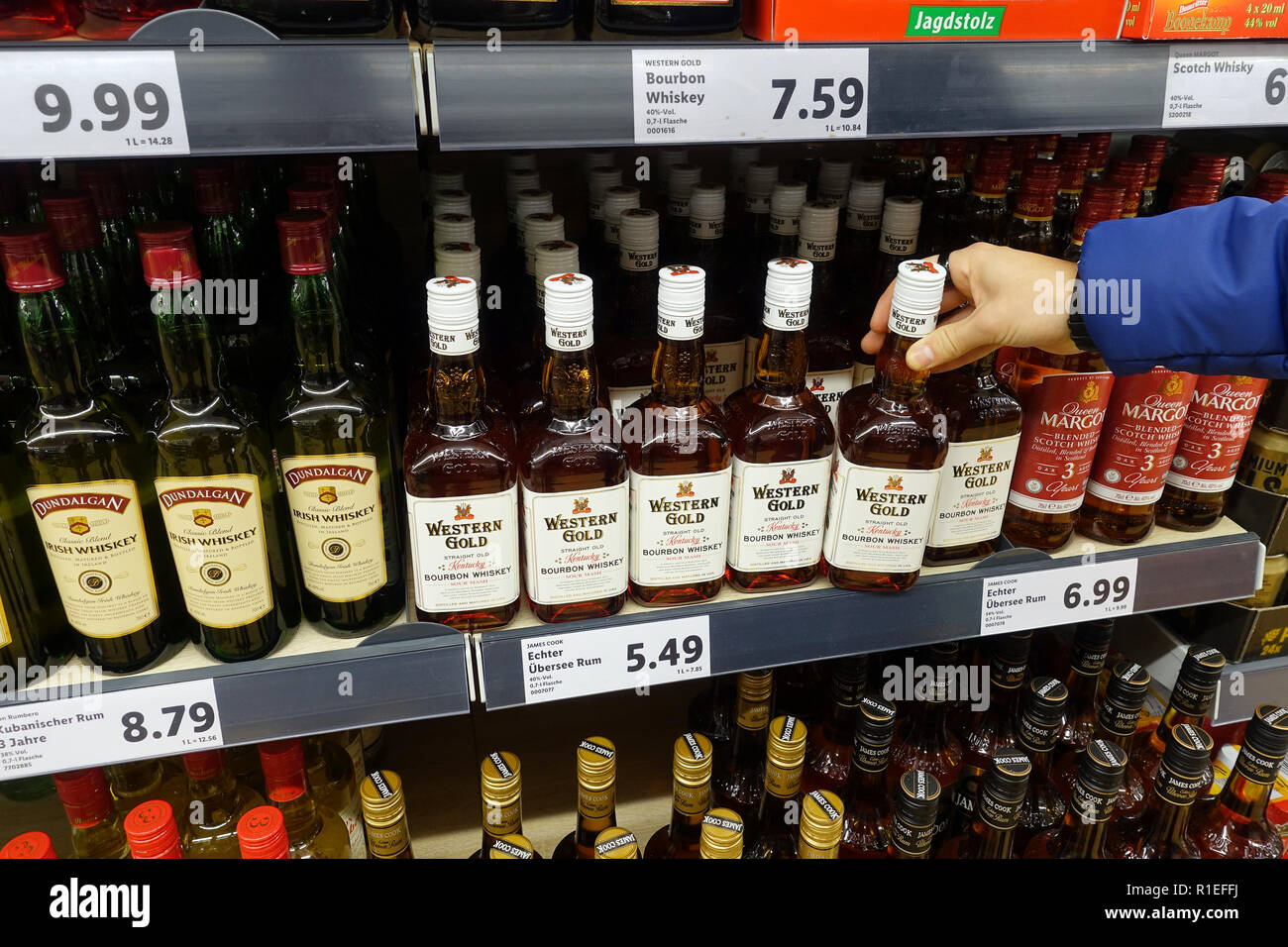Marchio privato liquori in un supermercato Lidl Foto Stock