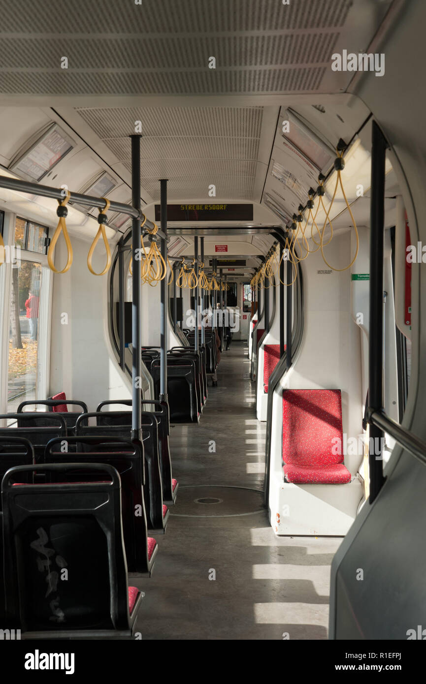 Wien, Strassenbahn, Niederflurwagen Innen - Vienna, tram, pavimento basso auto, interno Foto Stock