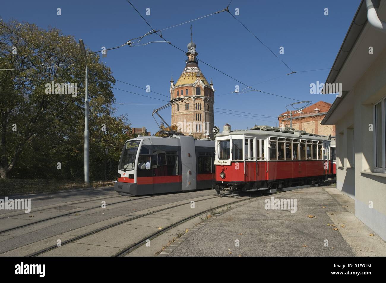 Wien, Strassenbahn, moderner und historischer Zug - Vienna, tram, storica e moderna Tramcar Foto Stock