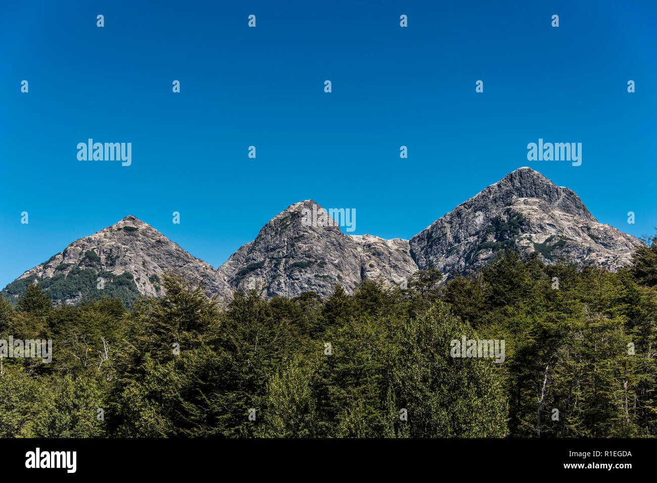 Le tre sorelle, montagne del Parco Nazionale Nahuel Huapi al confine Chile-Argentina Foto Stock