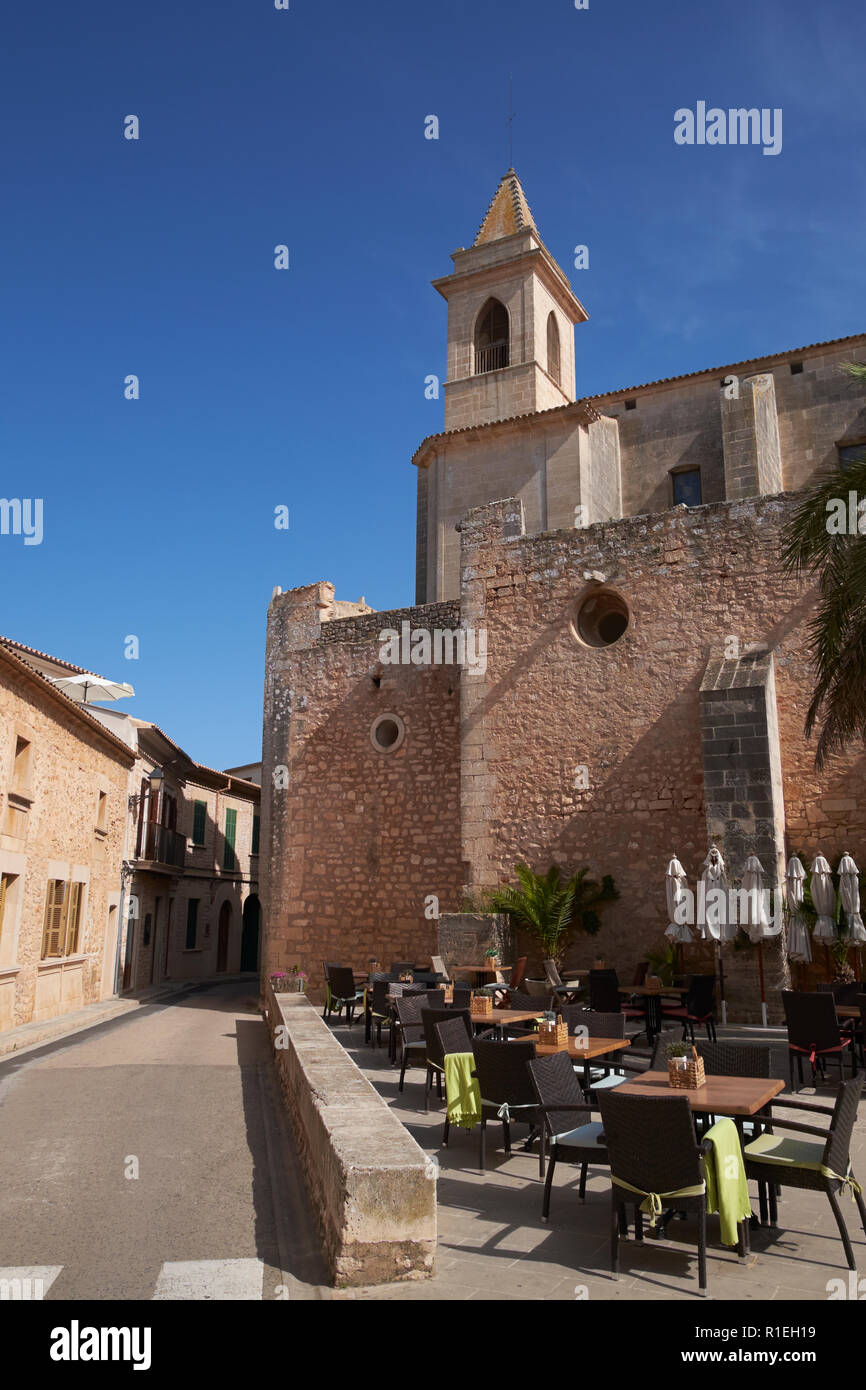 Ristorante sala da pranzo accanto a Sant'Andrea Chiesa in Santanyi, Maiorca, isole Baleari, Spagna. Foto Stock