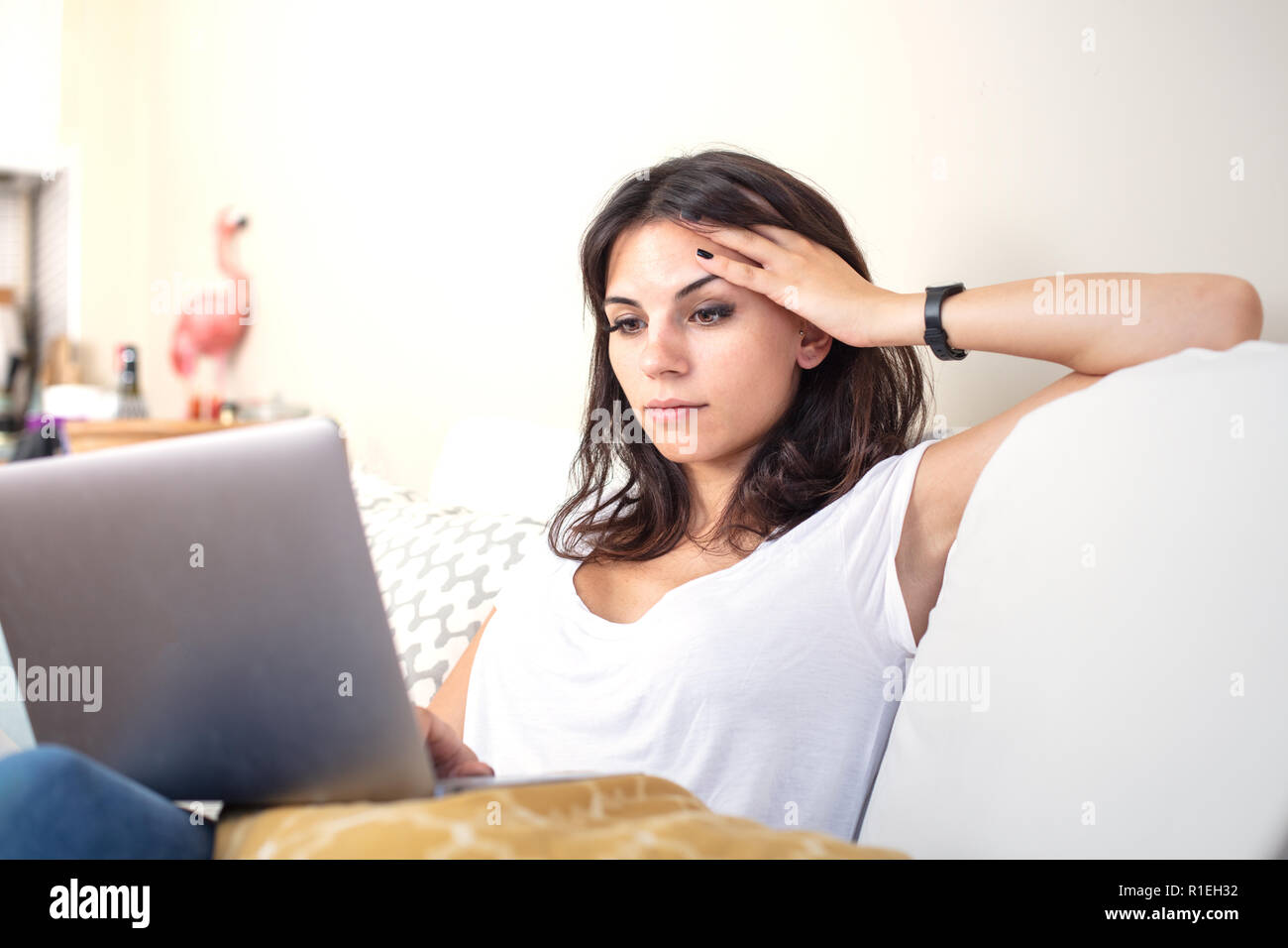 Giovane donna lavora su un computer portatile e guardando sullo schermo vicino fino a basso angolo di visione Foto Stock