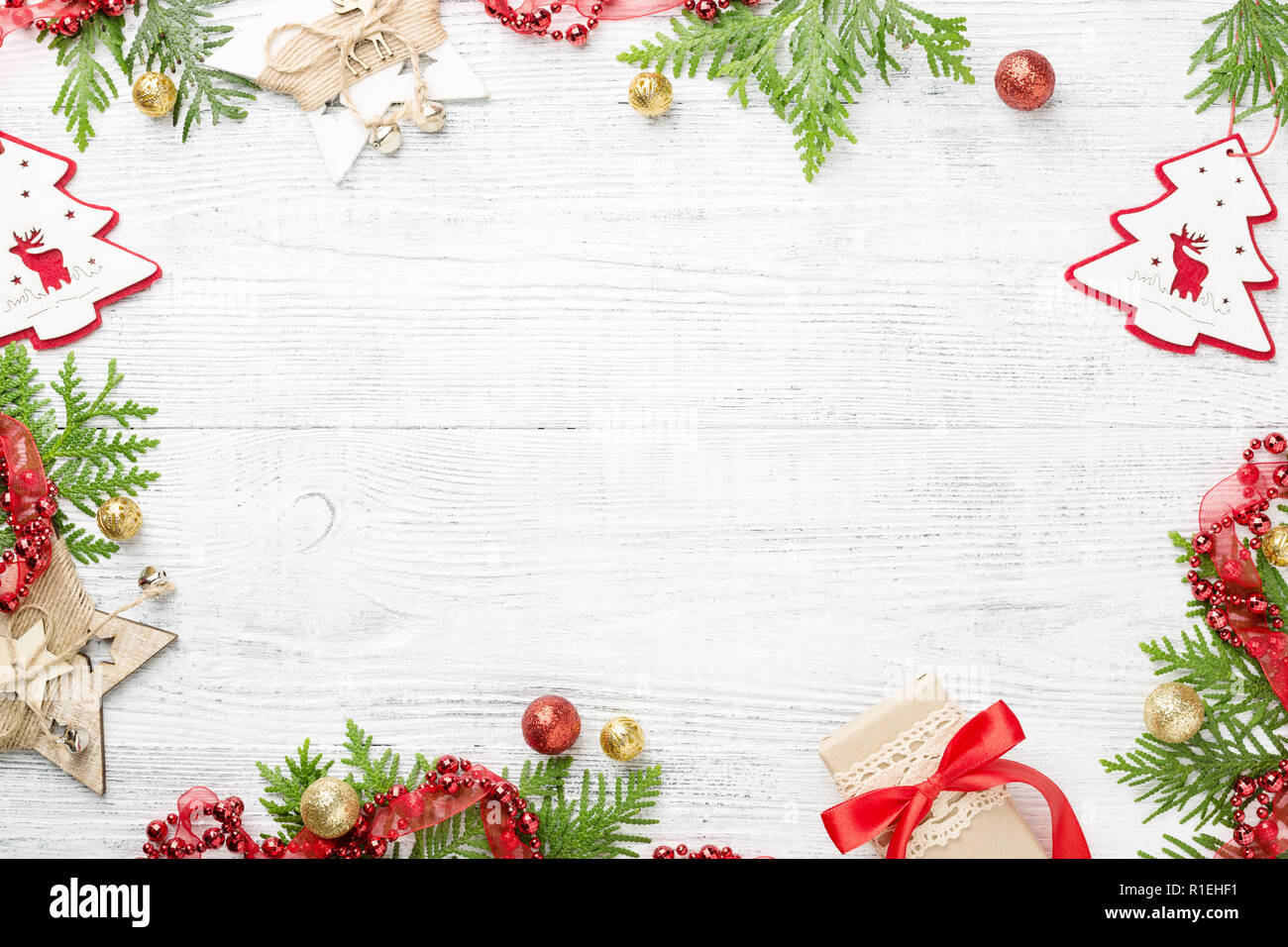 Luminose festosa cornice di verde, rosso e oro decorazioni di Natale, dono  di luce sul tavolo rustico. Copia dello spazio. Nuovo anno Foto stock -  Alamy