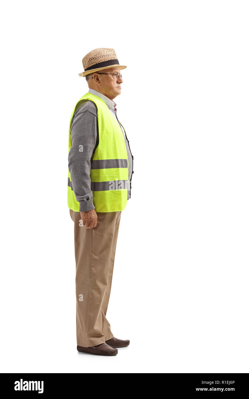 Lunghezza piena ripresa di profilo di un uomo anziano con un giubbotto di sicurezza in piedi isolato su sfondo bianco Foto Stock