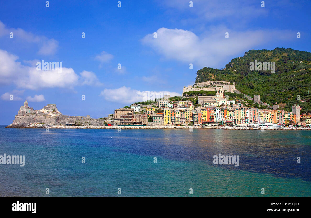Vista panoramica sul villaggio di pescatori di Portovenere con la chiesa medievale di San Pietro, provincia di La Spezia e la Riviera di Levante, Liguria, Italia Foto Stock