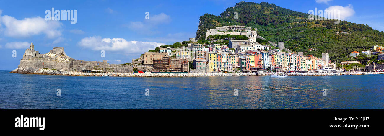 Vista panoramica sul villaggio di pescatori di Portovenere con la chiesa medievale di San Pietro, provincia di La Spezia e la Riviera di Levante, Liguria, Italia Foto Stock
