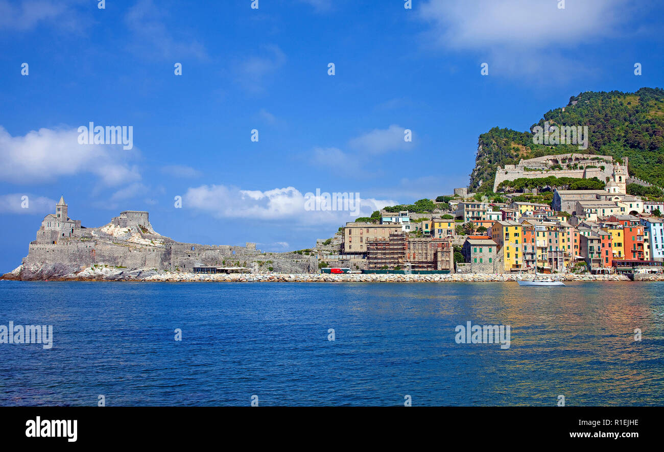 Vista panoramica sul villaggio di pescatori di Portovenere con la chiesa medievale di San Pietro, provincia di La Spezia e la Riviera di Levante, Liguria, Italia Foto Stock