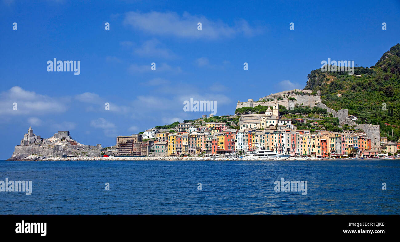 Vista panoramica sul villaggio di pescatori di Portovenere con la chiesa medievale di San Pietro, provincia di La Spezia e la Riviera di Levante, Liguria, Italia Foto Stock