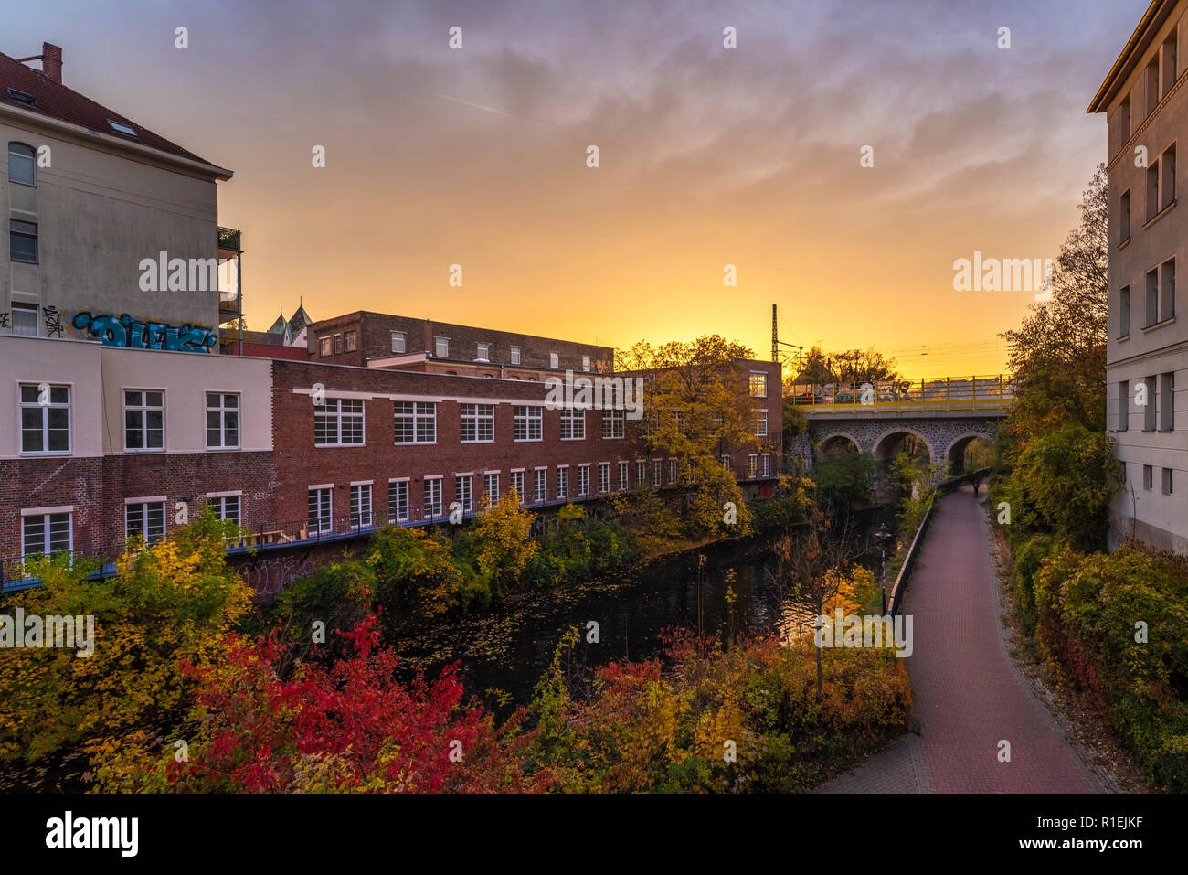 Tramonto al Karl Heine Canal, Leipzig Plagwitz, Germania | Sonnenuntergang am Karl-Heine-Kanal in Leipzig Plagwitz Foto Stock