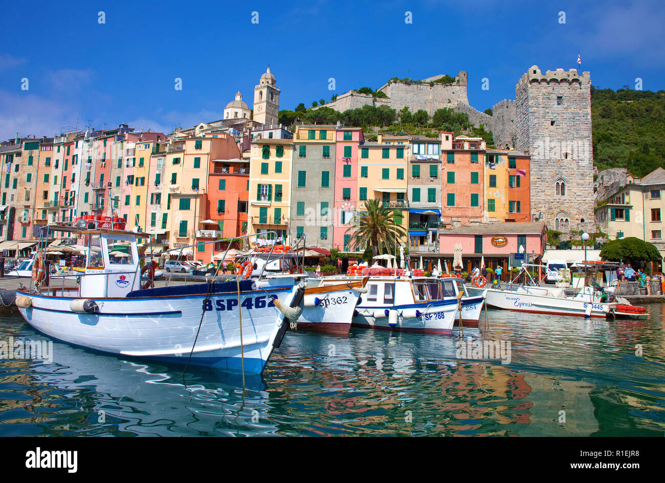 Coloratissima fila di case presso il porto di Portovenere, provincia di La Spezia e la Riviera di Levante, Liguria, Italia Foto Stock