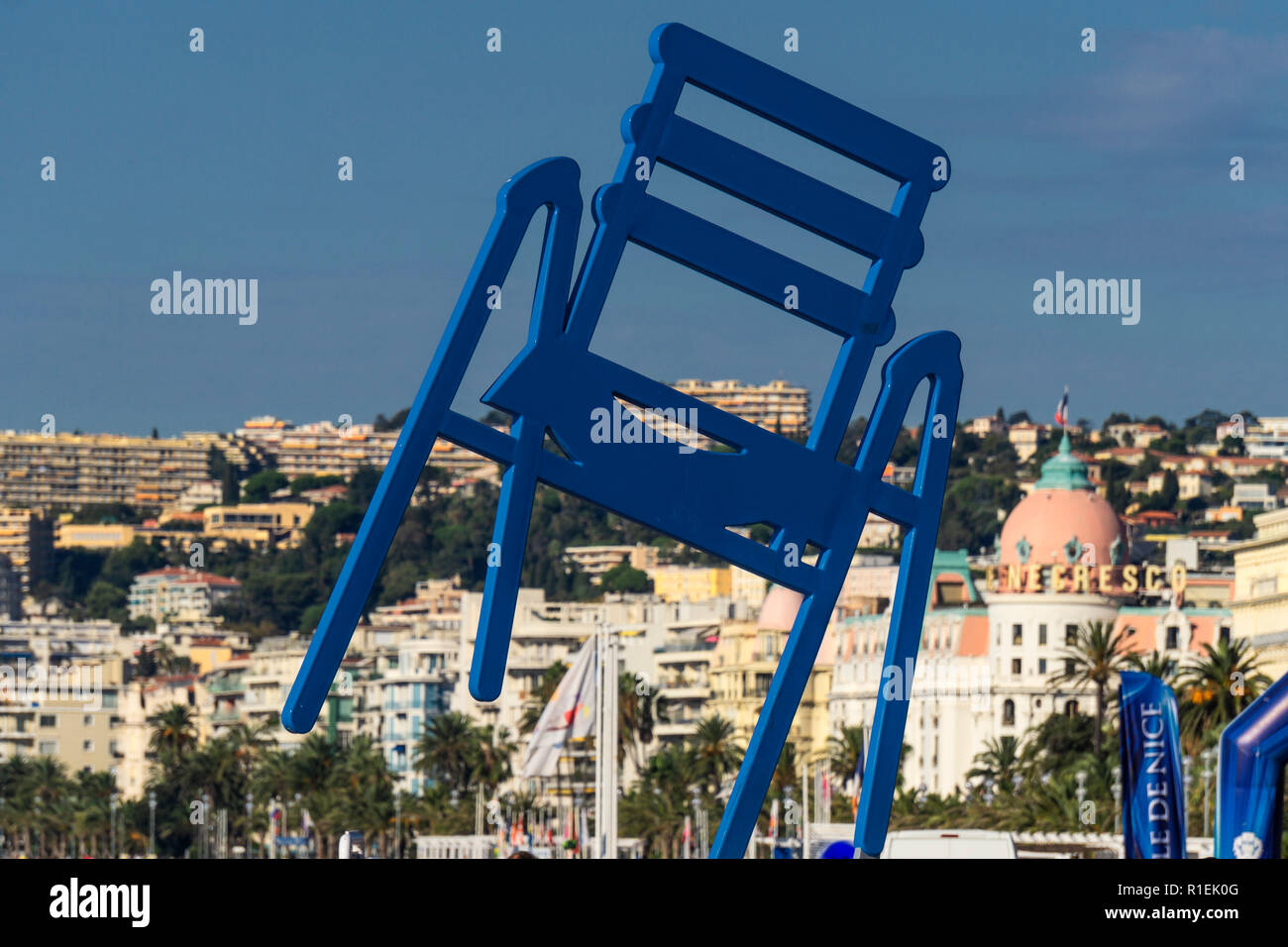 Enorme sedia blu scultura dell'artista SAB alias Sabine Géraudie al Promenade des Anglais di Nizza Cote d Azur, Francese Rieviera, Francia, Foto Stock