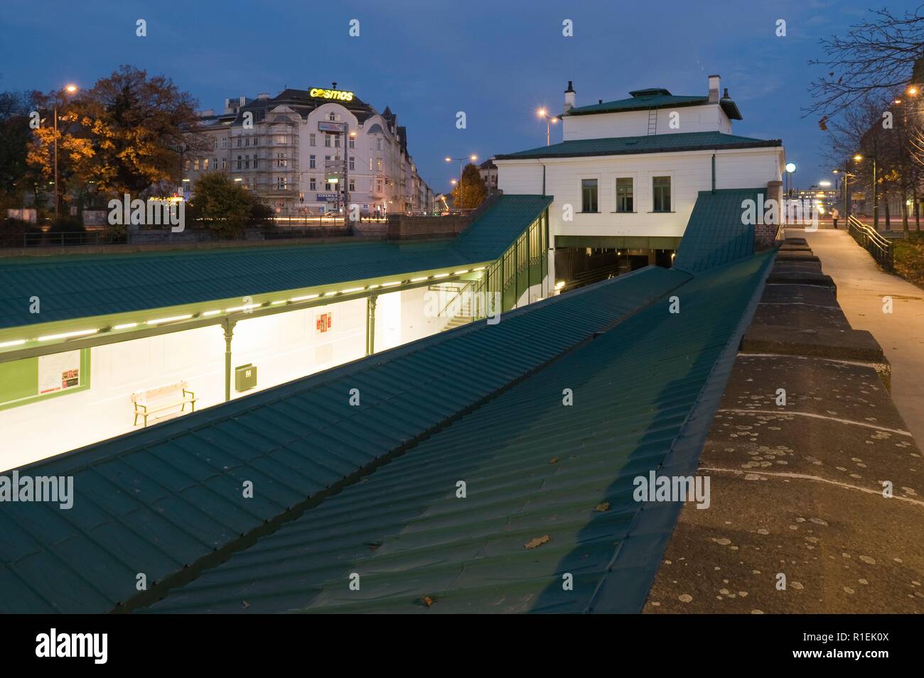 Wien, Stadtbahnstation Schönbrunn von Otto Wagner - Vienna, Stadtbahn dall'architetto Otto Wagner Foto Stock