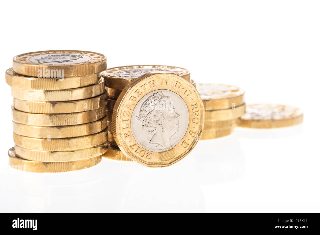 Regno Unito British Pound monete su sfondo bianco Foto Stock