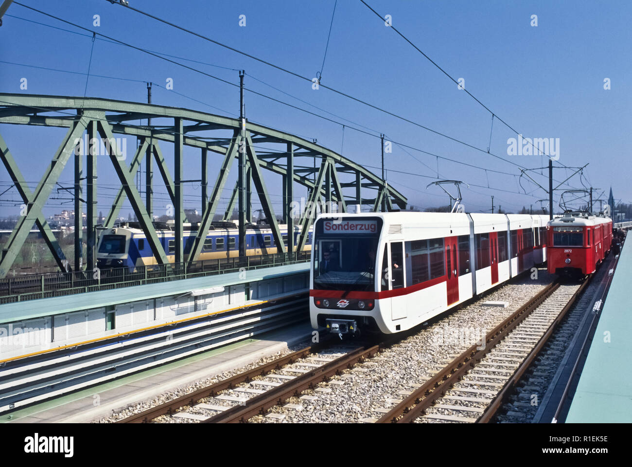 Wien, U6 Nord, Pressefahrt mit moderner U-Bahn-Garnitur und historischem Stadtbahnzug, daneben ÖBB-Schnellbahnzug Foto Stock