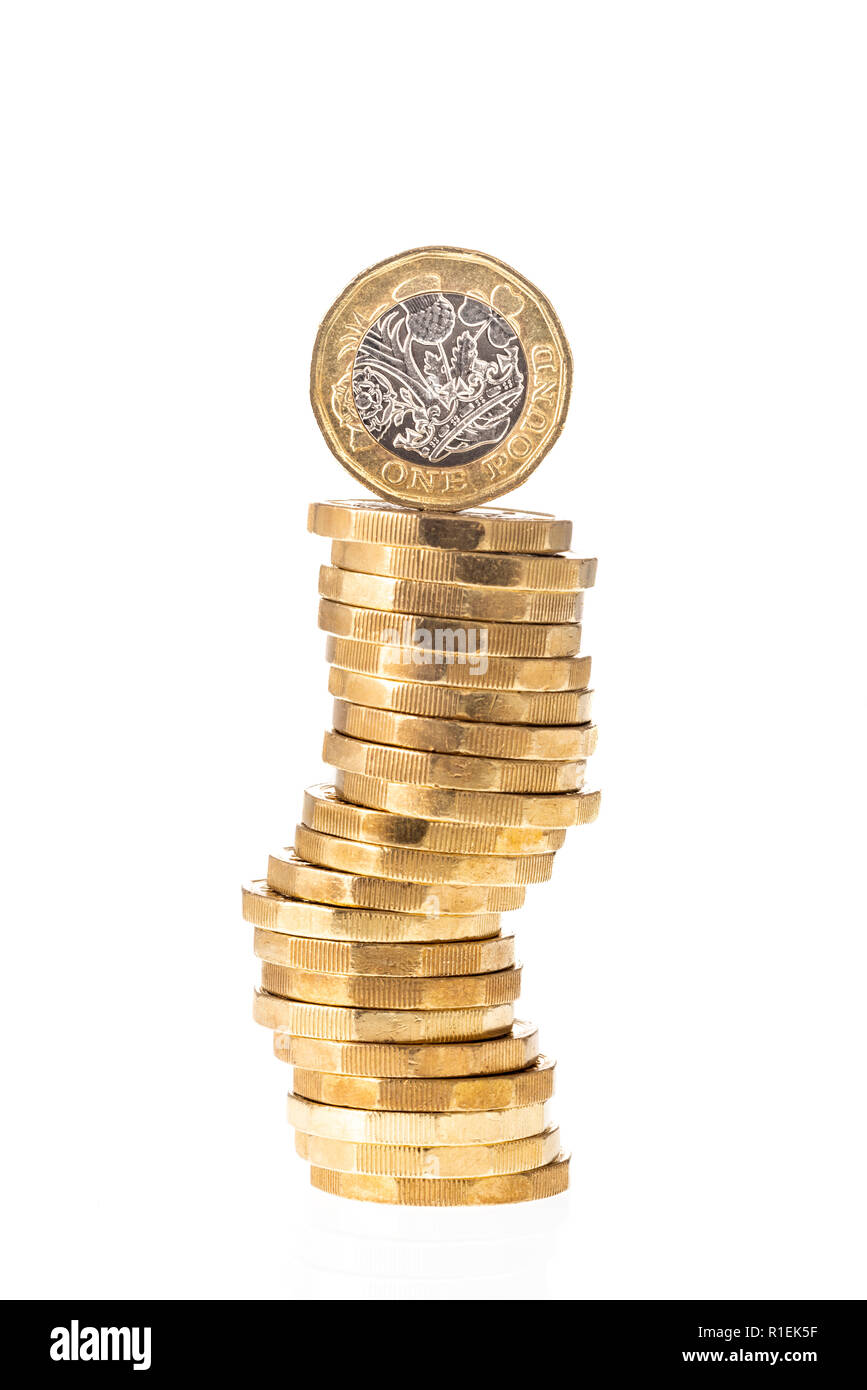 Regno Unito British Pound coin sulla parte superiore della pila di monete con sfondo bianco Foto Stock