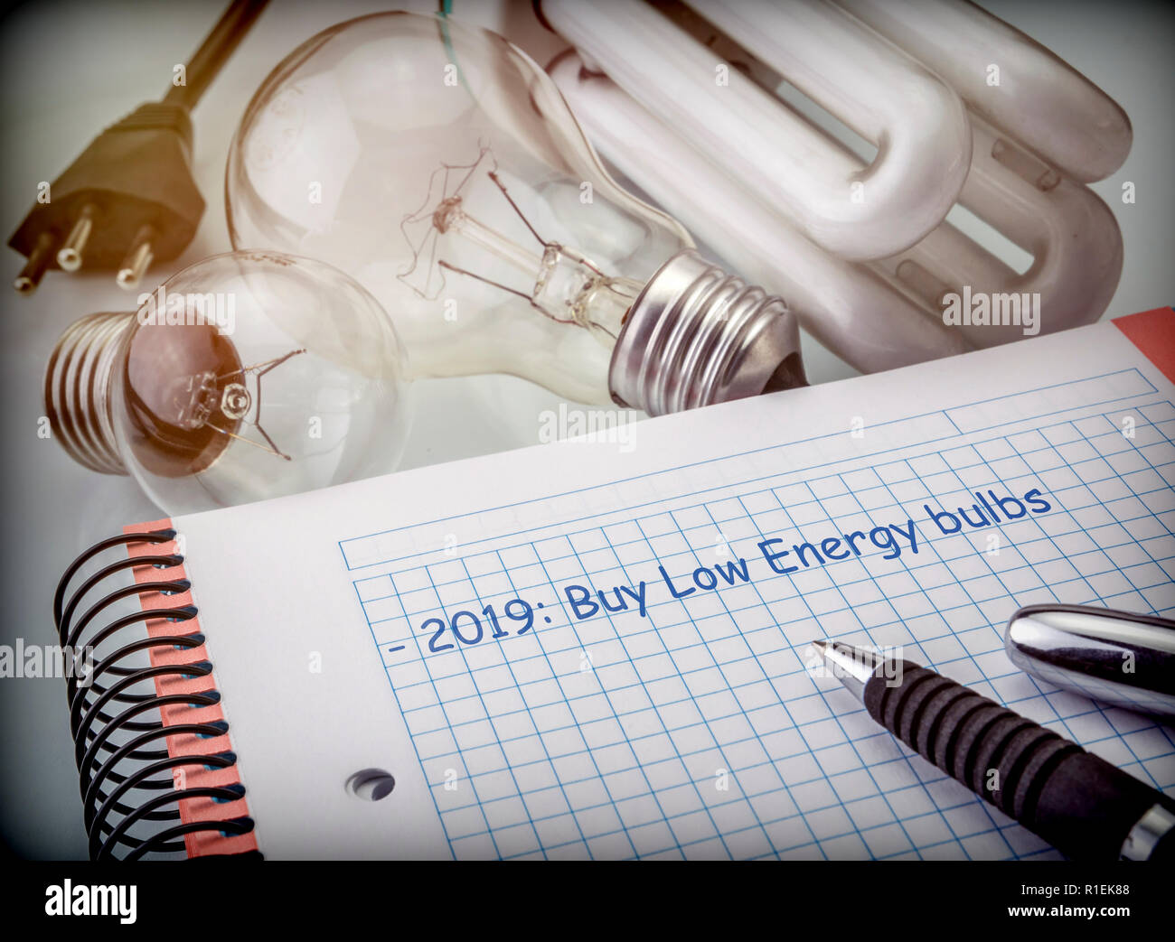 Obiettivi per salvare nel prossimo anno, ridurre il consumo di energia, acquistare lampadine a basso consumo, immagine concettuale Foto Stock
