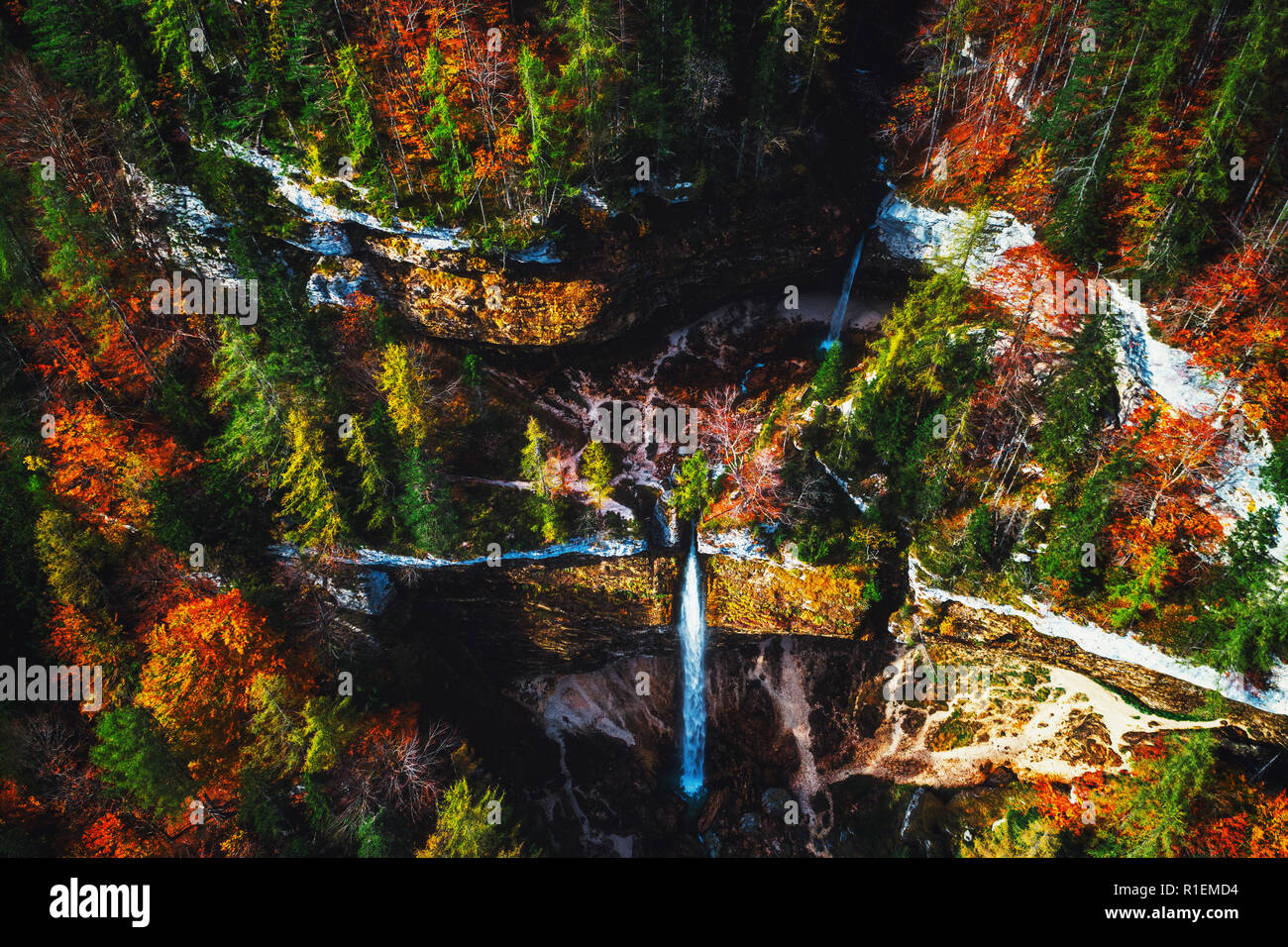 Cascata Pericnik nelle Alpi slovene in autunno. Foto Stock