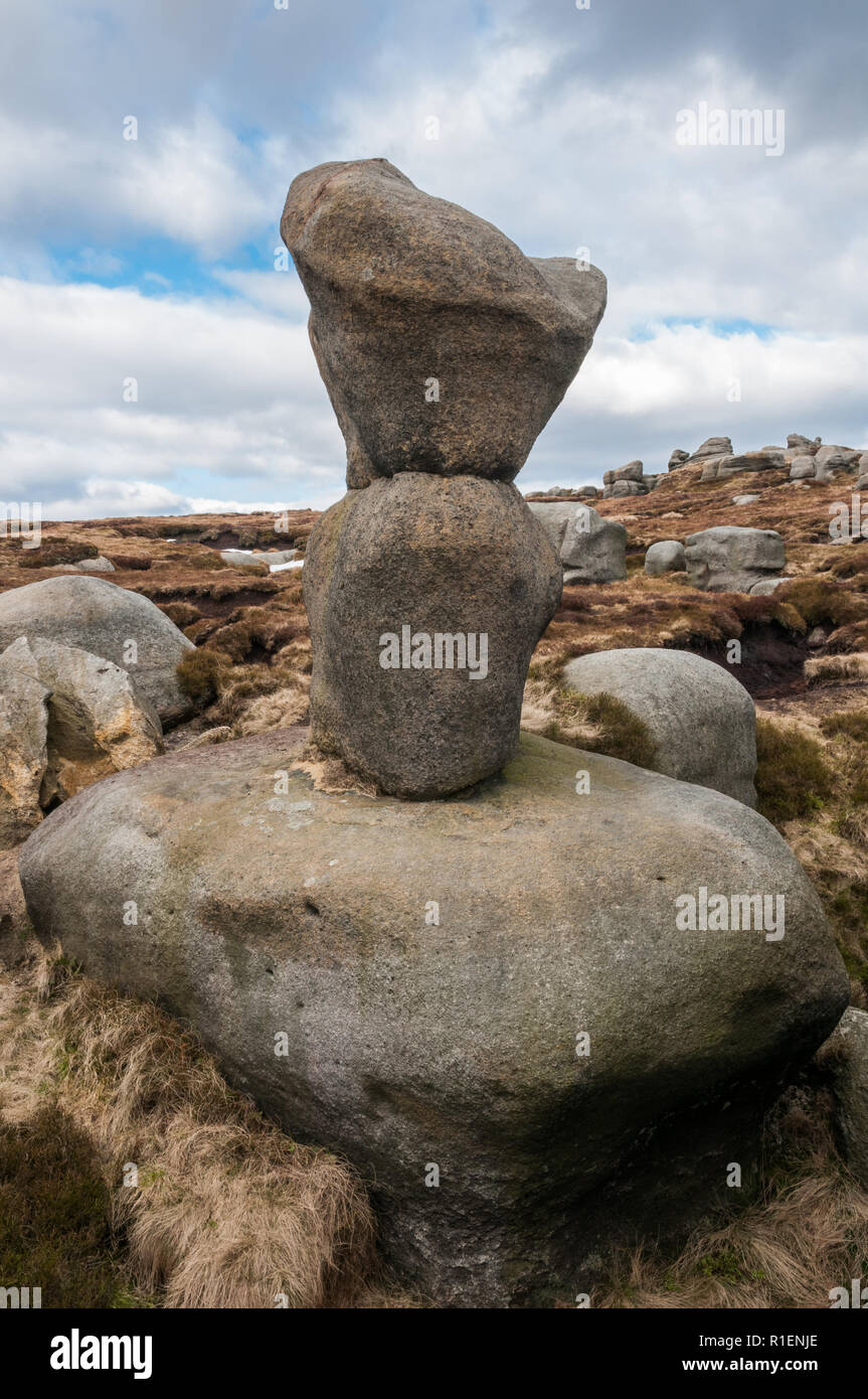 Vento-scolpito macina affioramenti di graniglia sulla Kinder Scout, Parco Nazionale di Peak District, REGNO UNITO Foto Stock
