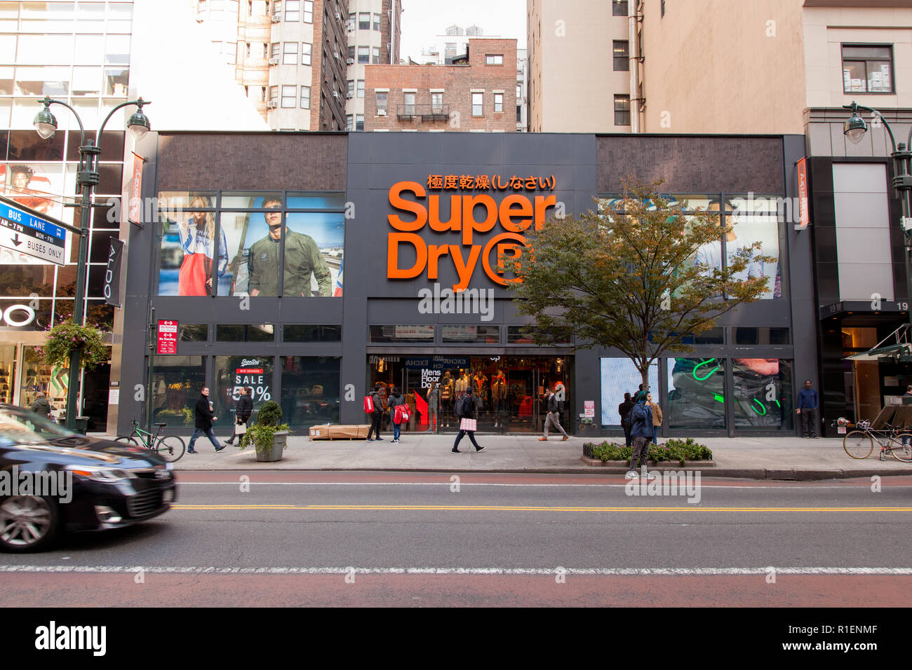Super Dry store w 34th Street, Midtown Manhattan, New York City, Stati Uniti d'America. Foto Stock