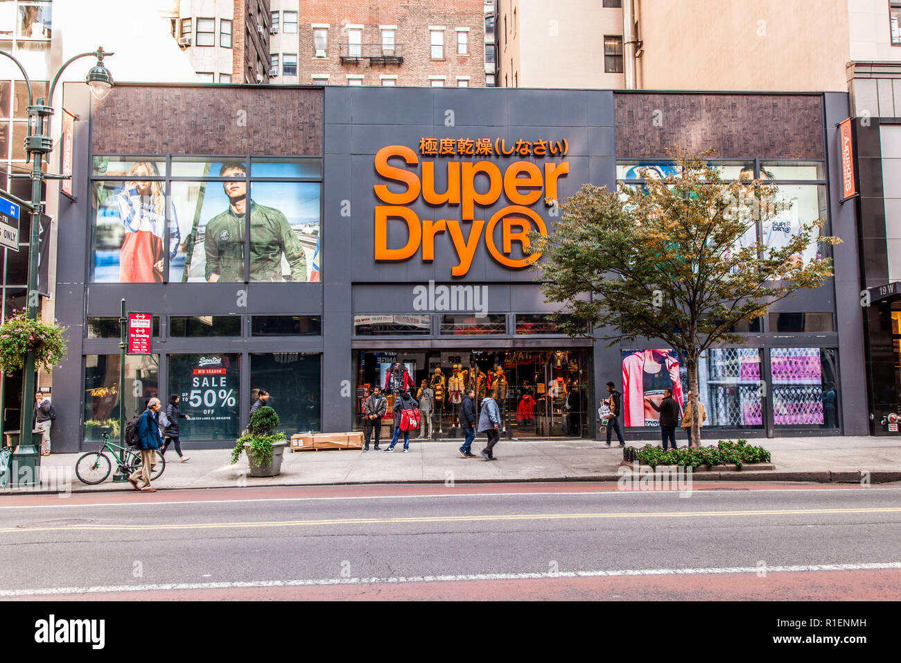 Super Dry store w 34th Street, Midtown Manhattan, New York City, Stati Uniti d'America. Foto Stock