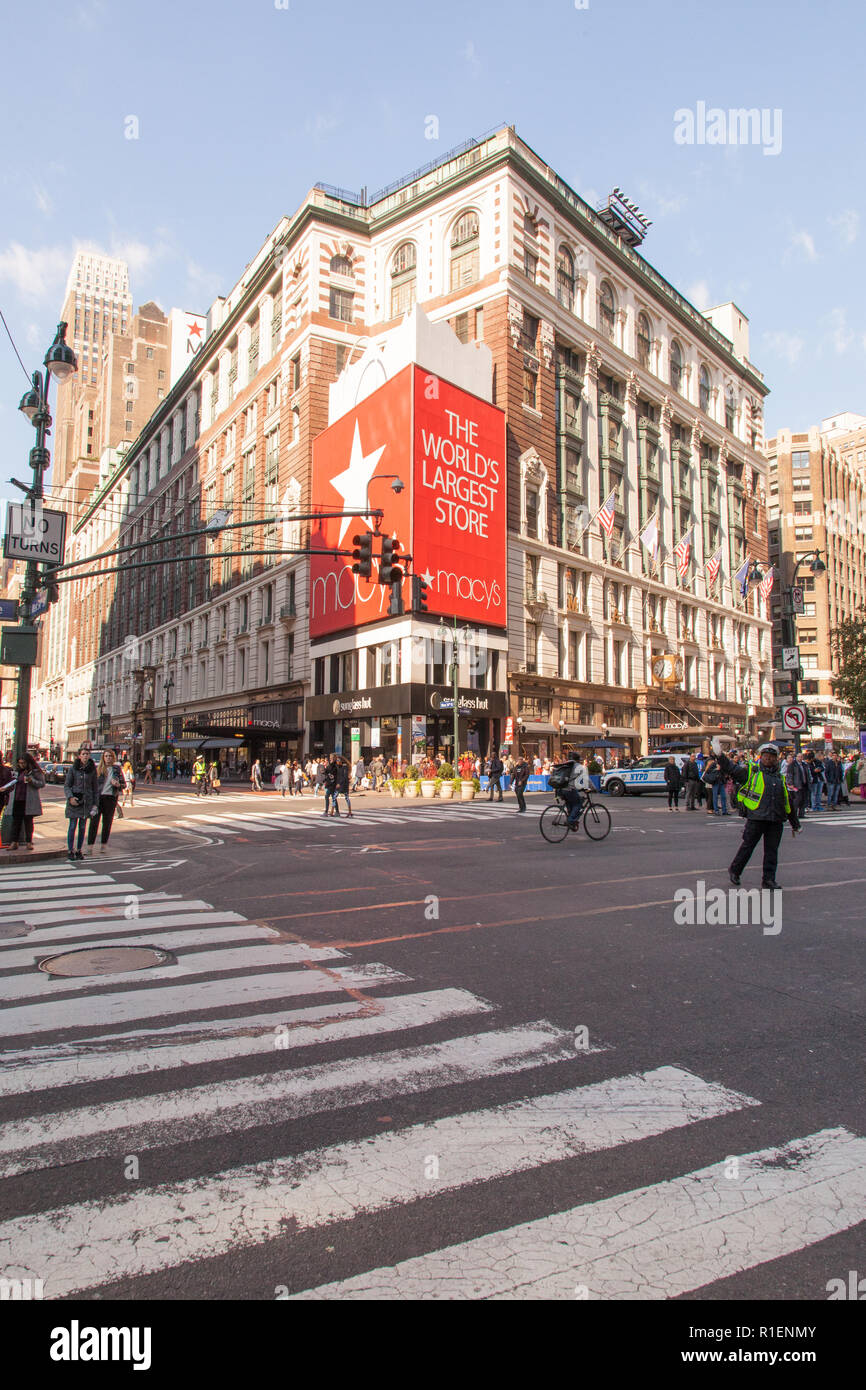 I magazzini Macy's Herald Square sulla sesta Avenue, Manhattan, New York City, Stati Uniti d'America. Foto Stock