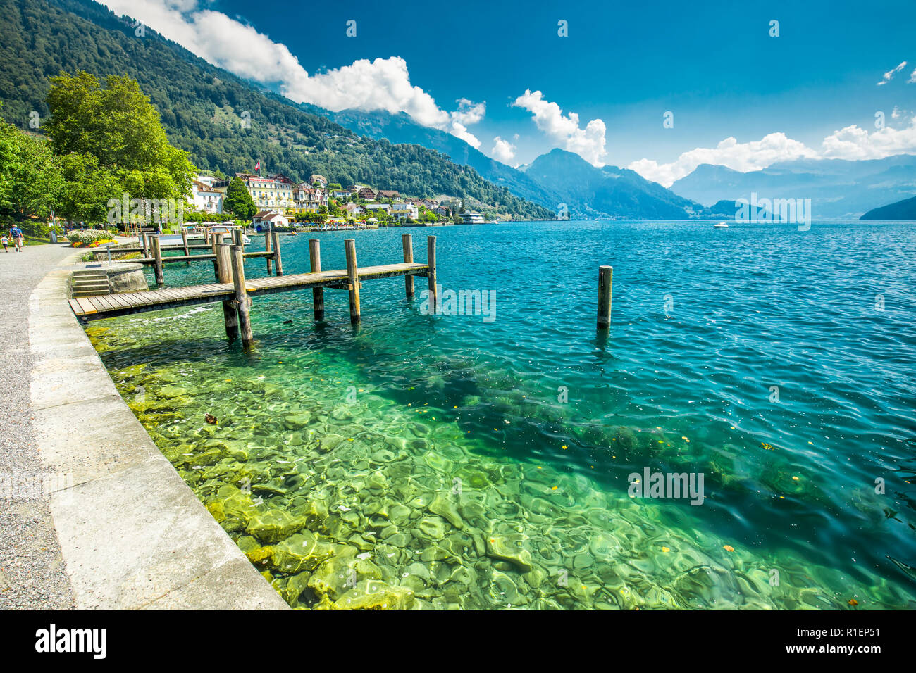 WEGGIS, Svizzera - 20 agosto 2018 - Villaggio Weggis, il lago di Lucerna (Vierwaldstatersee), Rigi e alpi svizzere in background nei pressi di famosi L Foto Stock