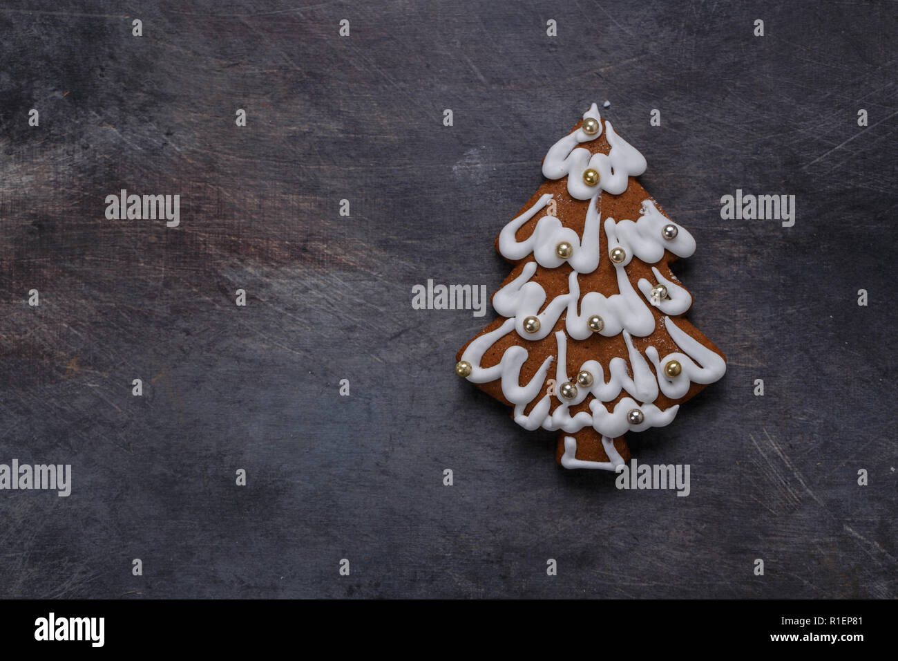 Gingerbread cookies albero su sfondo scuro, copyspace Foto Stock